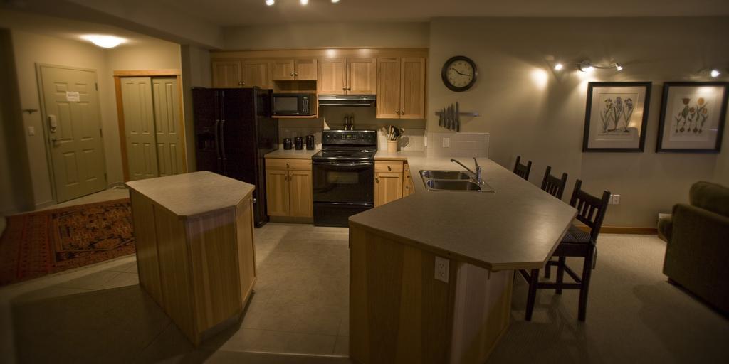 Canmore Crossing Room photo